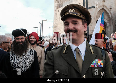 Jerusalem, Israel. 11. Dezember, 2017. Akteure reenact die historischen Ereignisse des 11. Dezember 1917, der Sieg der Britischen Empire über das Osmanische Reich markiert, wie General Edmund Allenby der Jerusalemer Altstadt zu Fuß durch das Jaffa Tor, dem ersten Christlichen eingetragen die Kontrolle über Jerusalem in 600 Jahren zu nehmen. David Lloyd George, Großbritannien PM, beschrieben die Erfassung als "ein Weihnachtsgeschenk für das britische Volk'. Credit: Nir Alon/Alamy leben Nachrichten Stockfoto