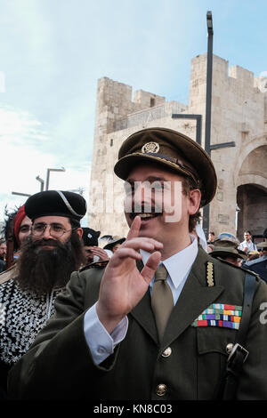 Jerusalem, Israel. 11. Dezember, 2017. Akteure reenact die historischen Ereignisse des 11. Dezember 1917, der Sieg der Britischen Empire über das Osmanische Reich markiert, wie General Edmund Allenby der Jerusalemer Altstadt zu Fuß durch das Jaffa Tor, dem ersten Christlichen eingetragen die Kontrolle über Jerusalem in 600 Jahren zu nehmen. David Lloyd George, Großbritannien PM, beschrieben die Erfassung als "ein Weihnachtsgeschenk für das britische Volk'. Credit: Nir Alon/Alamy leben Nachrichten Stockfoto