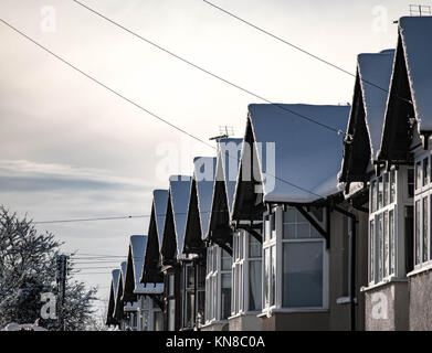 Leominster, Großbritannien. 11. Dezember, 2017. Die schneebedeckten Dächer auf Reihenhäuser sind auf South Street inLeominster am Dezember 11 2017 gesehen. Quelle: Jim Holz/Alamy leben Nachrichten Stockfoto