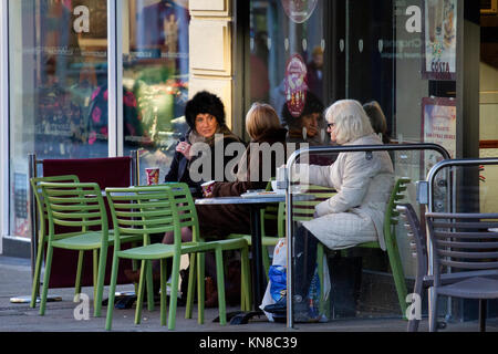 Dundee, Großbritannien. 11. Dezember, 2017. UK Wetter: Arctic blast bringt Glatteis über Tayside. Während die meisten Großbritannien Schnee Schneestürme gehabt hat, Dundee ist von der Big Freeze mit Temperaturen weit unter dem Gefrierpunkt (-2°C). Drei Frauen eingewickelt warm von dem kalten Wetter außerhalb der Costa Coffee Shop genießen Sie heiße Getränke. Credits: Dundee Photographics/Alamy leben Nachrichten Stockfoto