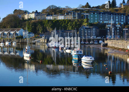 Einen winterlichen, verschneiten Morgen in Porthmadog Hafen, Snowdonia, North Wales, UK am Montag morgen, 11. Dezember 2017. Stockfoto