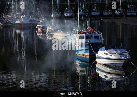 Einen winterlichen, verschneiten Morgen in Porthmadog Hafen, Snowdonia, North Wales, UK am Montag morgen, 11. Dezember 2017. Stockfoto