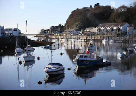 Einen winterlichen, verschneiten Morgen in Porthmadog Hafen, Snowdonia, North Wales, UK am Montag morgen, 11. Dezember 2017. Stockfoto