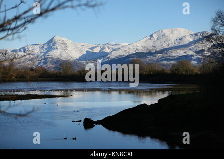 Snowdonia, North Wales, UK. 11. Dezember, 2017. Die schneebedeckten Berge von Snowdonia, North Wales, UK in der klaren, sonnigen Himmel am Montag morgen, den 11. Dezember 2017 Nach dem Blizzard am Sonntag, der 10. Dezember, 2017. Credit: Dafydd Owen/Alamy leben Nachrichten Stockfoto