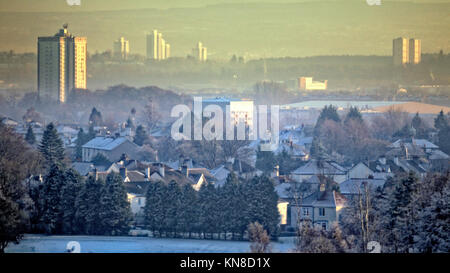 Glasgow, Schottland, Vereinigtes Königreich 11. Dezember. UK Wetter: Eisige Temperaturen und Sonnenschein Ursachen winter Whiteout hinter scotstoun und Türme der Süden der Stadt. Kredit Gerard Fähre / alamy Nachrichten Stockfoto