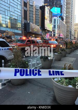 New York, NY, USA Dezember 11, 2017, Polizei schließen sich, um den Teil des Times Square nach einer Explosion in der Nähe der Port Authority Bus Terminal. Credit: James Kirkikis/Alamy leben Nachrichten Stockfoto