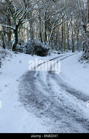 Carmarthenshire Wales UK, Montag, 11. Dezember 2017 Großbritannien Wetter: Eisige Straßenverhältnisse herrschen in vielen Teilen der ländlichen Wales nach schweren Schnee am Sonntag. KATHY DEWITT Stockfoto