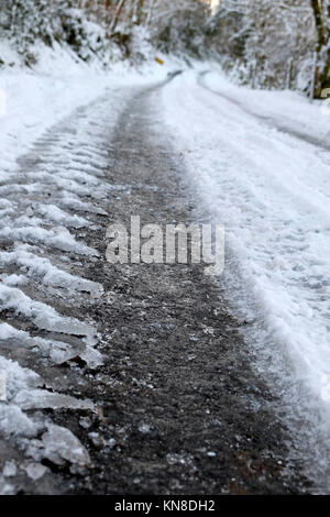 Carmarthenshire Wales UK, Montag, 11. Dezember 2017 Großbritannien Wetter: Eisige Straßenverhältnisse herrschen in vielen Teilen der ländlichen Wales nach schweren Schnee am Sonntag. KATHY DEWITT Stockfoto