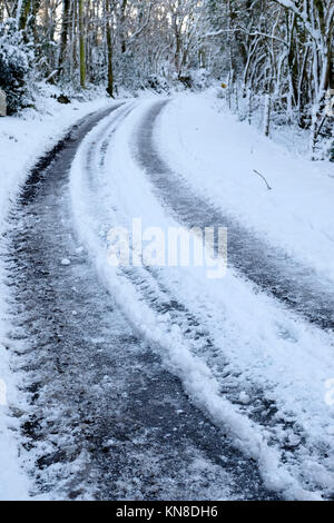 Carmarthenshire Wales UK, Montag, 11. Dezember 2017 Großbritannien Wetter: Eisige Straßenverhältnisse herrschen in vielen Teilen der ländlichen Wales nach schweren Schnee am Sonntag. KATHY DEWITT Stockfoto