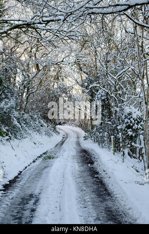 Carmarthenshire Wales UK, Montag, 11. Dezember 2017 Großbritannien Wetter: Eisige Straßenverhältnisse herrschen in vielen Teilen der ländlichen Wales nach schweren Schnee am Sonntag. KATHY DEWITT Stockfoto