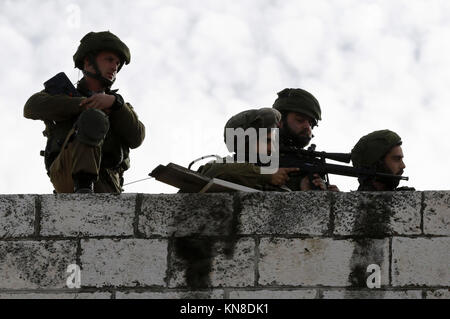 Dezember 11, 2017 - Hebron, West Bank, Palästina - Israel secrity Kräfte Stellung nehmen bei Zusammenstößen mit palästinensischen Demonstranten in der Innenstadt von der West Bank Stadt Hebron am 11. Dezember 2017, wie Demonstrationen weiterhin im Nahen Osten und anderswo über uns Präsident Donald Trump Erklärung von Jerusalem als Hauptstadt Israels zu Flare (Credit Bild: © Wisam Hashlamoun/APA Bilder über ZUMA Draht) Stockfoto