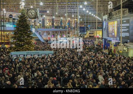 London, Großbritannien. 11. Dezember 2017. South Western Railway Services in und aus Waterloo Station storniert oder verschoben, bis zum Ende des Service sind heute nach Titel Seite Feuer. Plattformen 1 bis 3 an der Station außer Betrieb genommen wurden.: Credit: Claire Doherty/Alamy leben Nachrichten Stockfoto