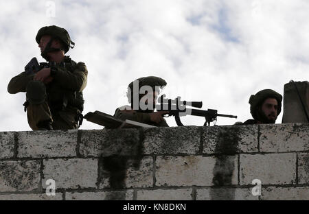 Dezember 11, 2017 - Hebron, West Bank, Palästina - Israel secrity Kräfte Stellung nehmen bei Zusammenstößen mit palästinensischen Demonstranten in der Innenstadt von der West Bank Stadt Hebron am 11. Dezember 2017, wie Demonstrationen weiterhin im Nahen Osten und anderswo über uns Präsident Donald Trump Erklärung von Jerusalem als Hauptstadt Israels zu Flare (Credit Bild: © Wisam Hashlamoun/APA Bilder über ZUMA Draht) Stockfoto