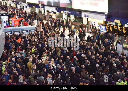 Waterloo, London, UK. 11. Dezember 2017. Schwere Störungen bei Waterloo nach einer Zeile Seite Feuer. Quelle: Matthew Chattle/Alamy leben Nachrichten Stockfoto