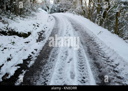 Carmarthenshire Wales UK, Montag, 11. Dezember 2017 Großbritannien Wetter: verräterische Glatteises herrschen in vielen Teilen der ländlichen Wales nach schweren Schnee am Sonntag. Als der Abend nähert sich Eis auf dem ungesalzene Straßen friert verlassen Patches von Black Ice und Reisen mit dem Auto entweder zu gefährlich oder für Anwohner, die in ihr Land zuhause gebunden sind unmöglich. Kathy deWitt/Alamy leben Nachrichten Stockfoto