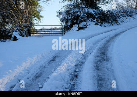 Carmarthenshire Wales UK, Montag, 11. Dezember 2017 Großbritannien Wetter: Eisige Straßenverhältnisse herrschen in vielen Teilen der ländlichen Wales nach schweren Schnee am Sonntag. KATHY DEWITT Stockfoto