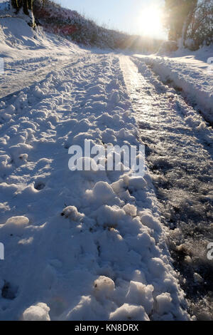 Carmarthenshire Wales UK, Montag, 11. Dezember 2017 Großbritannien Wetter: Eisige Straßenverhältnisse herrschen in vielen Teilen der ländlichen Wales nach schweren Schnee am Sonntag. KATHY DEWITT Stockfoto