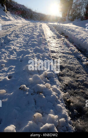 Carmarthenshire Wales UK, Montag, 11. Dezember 2017 Großbritannien Wetter: Eisige Straßenverhältnisse herrschen in vielen Teilen der ländlichen Wales nach schweren Schnee am Sonntag. KATHY DEWITT Stockfoto