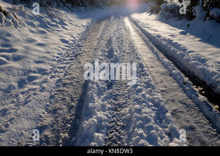 Carmarthenshire Wales UK, Montag, 11. Dezember 2017 Großbritannien Wetter: verräterische Glatteises herrschen in vielen Teilen der ländlichen Wales nach schweren Schnee am Sonntag. KATHY DEWITT Stockfoto