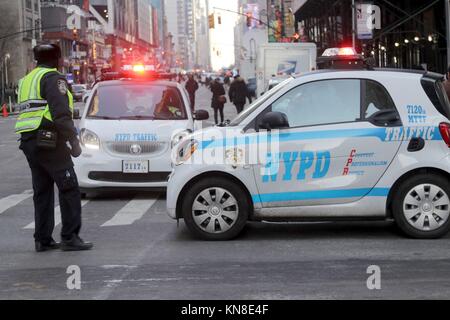 New York, NY, USA. 11. Dez, 2017. Ein Bangladeshi - nationale Akayed Ullah, 27, nach einem versuchten Terror in Zusammenschaltung Tunnel zwischen dem Port Authority Bus Terminal und der U-Bahn angegriffen, 11. zu tragen. Dezember 2017. Wenn sein Selbst - Leitung gemacht - Bombe, zu seinem Körper geschnallt explodierte, war er der einzige Person schwer verletzt. Die vermuteten überlebte und wurde in Polizeigewahrsam genommen worden. Zehntausende von Rush-hour Pendler wurde als Ergebnis der Masse - Transit Unterbrechung gestrandet. © 2017 G. Ronald Lopez/DigiPixsAgain. us/Alamy leben Nachrichten Stockfoto