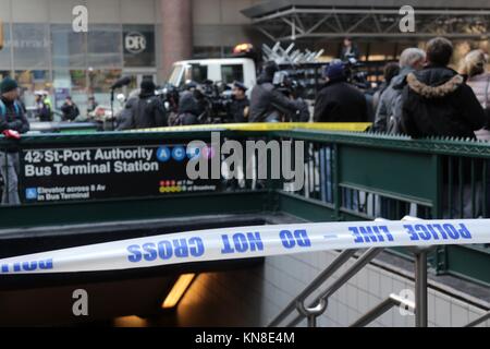 New York, NY, USA. 11. Dez, 2017. Ein Bangladeshi - nationale Akayed Ullah, 27, nach einem versuchten Terror in Zusammenschaltung Tunnel zwischen dem Port Authority Bus Terminal und der U-Bahn angegriffen, 11. zu tragen. Dezember 2017. Wenn sein Selbst - Leitung gemacht - Bombe, zu seinem Körper geschnallt explodierte, war er der einzige Person schwer verletzt. Die vermuteten überlebte und wurde in Polizeigewahrsam genommen worden. Zehntausende von Rush-hour Pendler wurde als Ergebnis der Masse - Transit Unterbrechung gestrandet. © 2017 G. Ronald Lopez/DigiPixsAgain. us/Alamy leben Nachrichten Stockfoto