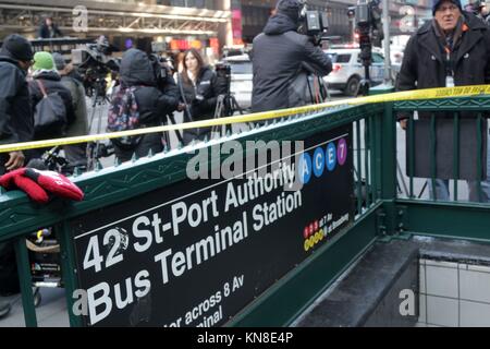 New York, NY, USA. 11. Dez, 2017. Ein Bangladeshi - nationale Akayed Ullah, 27, nach einem versuchten Terror in Zusammenschaltung Tunnel zwischen dem Port Authority Bus Terminal und der U-Bahn angegriffen, 11. zu tragen. Dezember 2017. Wenn sein Selbst - Leitung gemacht - Bombe, zu seinem Körper geschnallt explodierte, war er der einzige Person schwer verletzt. Die vermuteten überlebte und wurde in Polizeigewahrsam genommen worden. Zehntausende von Rush-hour Pendler wurde als Ergebnis der Masse - Transit Unterbrechung gestrandet. © 2017 G. Ronald Lopez/DigiPixsAgain. us/Alamy leben Nachrichten Stockfoto