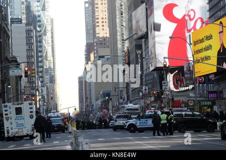 New York, NY, USA. 11. Dez, 2017. Ein Bangladeshi - nationale Akayed Ullah, 27, nach einem versuchten Terror in Zusammenschaltung Tunnel zwischen dem Port Authority Bus Terminal und der U-Bahn angegriffen, 11. zu tragen. Dezember 2017. Wenn sein Selbst - Leitung gemacht - Bombe, zu seinem Körper geschnallt explodierte, war er der einzige Person schwer verletzt. Die vermuteten überlebte und wurde in Polizeigewahrsam genommen worden. Zehntausende von Rush-hour Pendler wurde als Ergebnis der Masse - Transit Unterbrechung gestrandet. © 2017 G. Ronald Lopez/DigiPixsAgain. us/Alamy leben Nachrichten Stockfoto