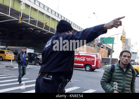 New York, NY, USA. 11. Dez, 2017. Ein Bangladeshi - nationale Akayed Ullah, 27, nach einem versuchten Terror in Zusammenschaltung Tunnel zwischen dem Port Authority Bus Terminal und der U-Bahn angegriffen, 11. zu tragen. Dezember 2017. Wenn sein Selbst - Leitung gemacht - Bombe, zu seinem Körper geschnallt explodierte, war er der einzige Person schwer verletzt. Die vermuteten überlebte und wurde in Polizeigewahrsam genommen worden. Zehntausende von Rush-hour Pendler wurde als Ergebnis der Masse - Transit Unterbrechung gestrandet. © 2017 G. Ronald Lopez/DigiPixsAgain. us/Alamy leben Nachrichten Stockfoto