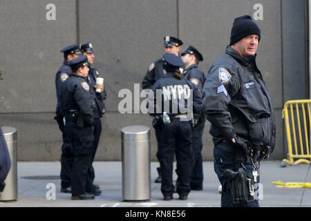 New York, NY, USA. 11. Dez, 2017. Ein Bangladeshi - nationale Akayed Ullah, 27, nach einem versuchten Terror in Zusammenschaltung Tunnel zwischen dem Port Authority Bus Terminal und der U-Bahn angegriffen, 11. zu tragen. Dezember 2017. Wenn sein Selbst - Leitung gemacht - Bombe, zu seinem Körper geschnallt explodierte, war er der einzige Person schwer verletzt. Die vermuteten überlebte und wurde in Polizeigewahrsam genommen worden. Zehntausende von Rush-hour Pendler wurde als Ergebnis der Masse - Transit Unterbrechung gestrandet. © 2017 G. Ronald Lopez/DigiPixsAgain. us/Alamy leben Nachrichten Stockfoto