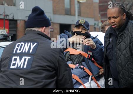 New York, NY, USA. 11. Dez, 2017. Ein Bangladeshi - nationale Akayed Ullah, 27, nach einem versuchten Terror in Zusammenschaltung Tunnel zwischen dem Port Authority Bus Terminal und der U-Bahn angegriffen, 11. zu tragen. Dezember 2017. Wenn sein Selbst - Leitung gemacht - Bombe, zu seinem Körper geschnallt explodierte, war er der einzige Person schwer verletzt. Die vermuteten überlebte und wurde in Polizeigewahrsam genommen worden. Zehntausende von Rush-hour Pendler wurde als Ergebnis der Masse - Transit Unterbrechung gestrandet. © 2017 G. Ronald Lopez/DigiPixsAgain. us/Alamy leben Nachrichten Stockfoto