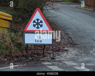 Draethen,, Wales, UK. 11. Dezember 2017. Schild Warnung von Eis in Walisisch und Englisch. Eis hat viele Straßen in einen gefährlichen Zustand den ganzen Tag wo die Sonne sie nicht erreicht hat. Es ist ein schlimmer über Nacht mit Temperaturen gesetzt zweistellig unter Null C Foto: IAN HOMER/Alamy Leben Nachrichten abzusinken zu erhalten Stockfoto