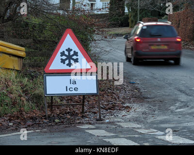 Draethen,, Wales, UK. 11. Dezember 2017. Schild Warnung von Eis in Walisisch und Englisch. Eis hat viele Straßen in einen gefährlichen Zustand den ganzen Tag wo die Sonne sie nicht erreicht hat. Es ist ein schlimmer über Nacht mit Temperaturen gesetzt zweistellig unter Null C Foto: IAN HOMER/Alamy Leben Nachrichten abzusinken zu erhalten Stockfoto