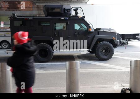 New York City, New York, USA. 11 Dez, 2017. Ein Bangladeshi - nationale Akayed Ullah, 27, nach einem versuchten Terror in Zusammenschaltung Tunnel zwischen dem Port Authority Bus Terminal und der U-Bahn angegriffen, 11. zu tragen. Dezember 2017. Seine selbstgebaute pipe-Bombe, zu seinem Körper geschnallt, wenn vorzeitig ab und er war der einzige Mensch schwer verletzt. Die vermuteten überlebte und wurde in Polizeigewahrsam genommen worden. Zehntausende von Rush-hour Pendler war gestrandet als Ergebnis der themass-transit Unterbrechungen. Credit: 2017 G. Ronald Lopez/ZUMA Draht/Alamy leben Nachrichten Stockfoto