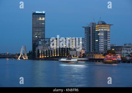 Spree, Bürogebäude, Aliianz Tower, Treptowers, Monecular Männer, Berlin, Deutschland Stockfoto