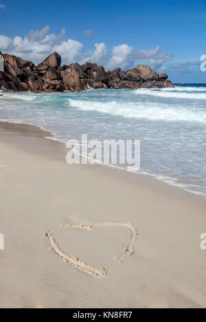 Herz im Sand geschrieben, Grand Anse Beach, Ostküste, La Digue, Seychellen, Indischer Ozean, Afrika Stockfoto