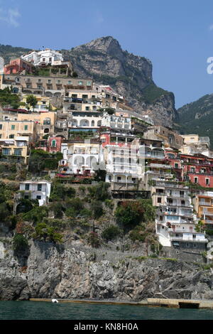 Positano, in den Bergen an der Amalfi Küste gebaut. Stockfoto