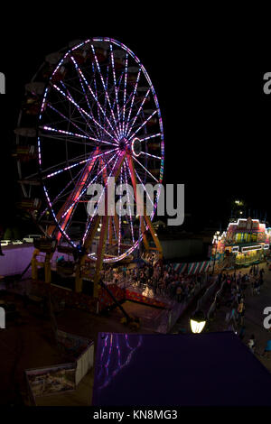 Beleuchtete Riesenrad bei Nacht Stockfoto