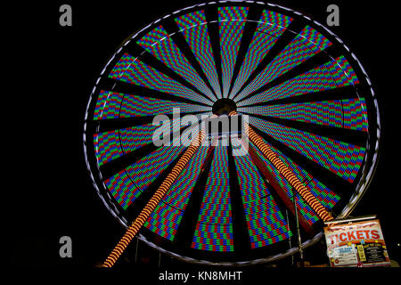 Riesenrad beleuchtet nachts Stockfoto