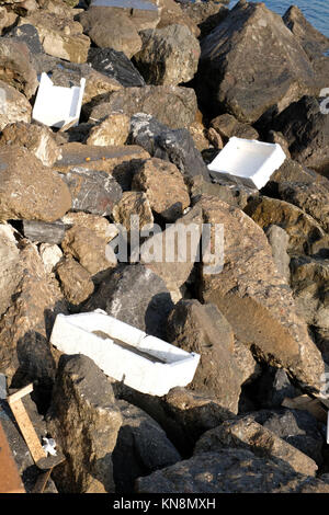 Dezember 2017 - verworfen Polystyrol fisch Boxen über Bord gewaschen in einem Sturm in der Nähe von ereğli im Norden der Türkei. Stockfoto