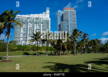 Großes Apartment Gebäude und Miami Condos in der Nähe von South Pointe Park, Miami Beach, USA Stockfoto