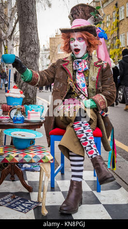 Eine Street Performer gekleidet, wie bunte aber crazy Johnny Depps Mad Hatter Charakter in der Nähe von dem Markt, in der Portobello, London, UK. Stockfoto