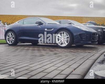 VILNIUS, LITAUEN - 20. AUGUST 2017: Blau Jaguar F-Type im Regen. Dieses Modell ist eines der beliebtesten Autos für Jaguar Fans. Stockfoto