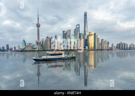 Skyline von Shanghai Panorama, Wahrzeichen von Shanghai mit den Fluss Huangpu in China. Stockfoto