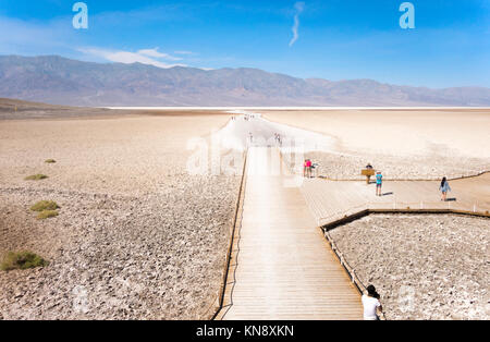 Death Valley Badwater Basin. Trailhead und Promenade mit Besuchern. Death Valley National Park Kalifornien Stockfoto
