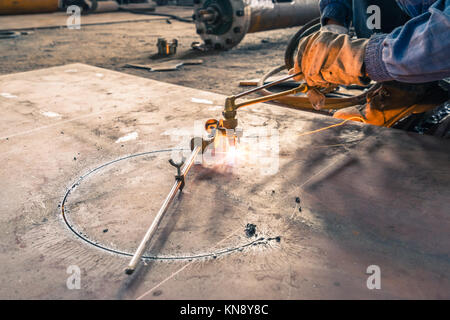 Elektrische rad Schleifen auf Stahl. Stockfoto