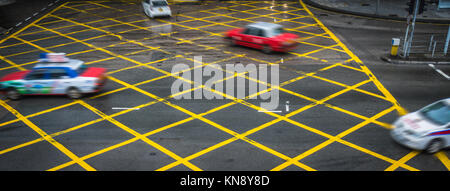 Autos fahren durch gelbe kein Parkplatz auf Asphalt Street, China. Stockfoto