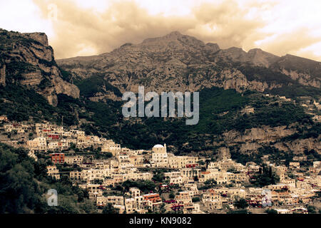 Erstaunlich Positano Stadt Luftaufnahme, in Amalfi Küste - Italien Stockfoto