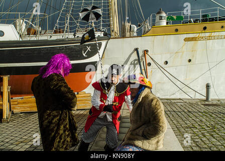 Dünkirchen, Frankreich - 23. Februar 2004: Dünkirchen Karneval, viele Männer tarnen sich als Frauen und für, dass sie Perücken erlassen, fischnetz, Röcke, Schmuck, Stockfoto