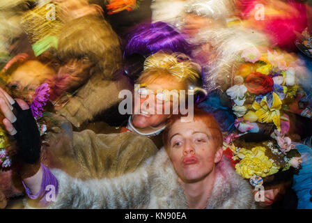 Dünkirchen, Frankreich - 23. Februar 2004: Dünkirchen Karneval, viele Männer tarnen sich als Frauen und für, dass sie Perücken erlassen, fischnetz, Röcke, Schmuck, Stockfoto