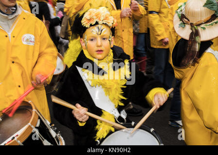 Dünkirchen, Frankreich - 23. Februar 2004: Dünkirchen Karneval, viele Männer tarnen sich als Frauen und für, dass sie Perücken erlassen, fischnetz, Röcke, Schmuck, Stockfoto